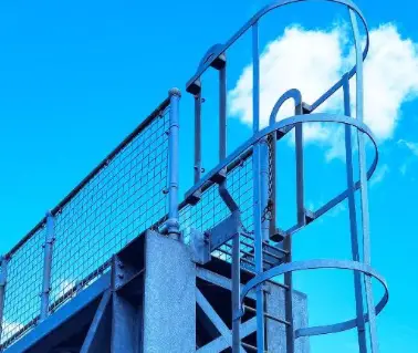 Escalera fija profesional de acceso a instalaciones