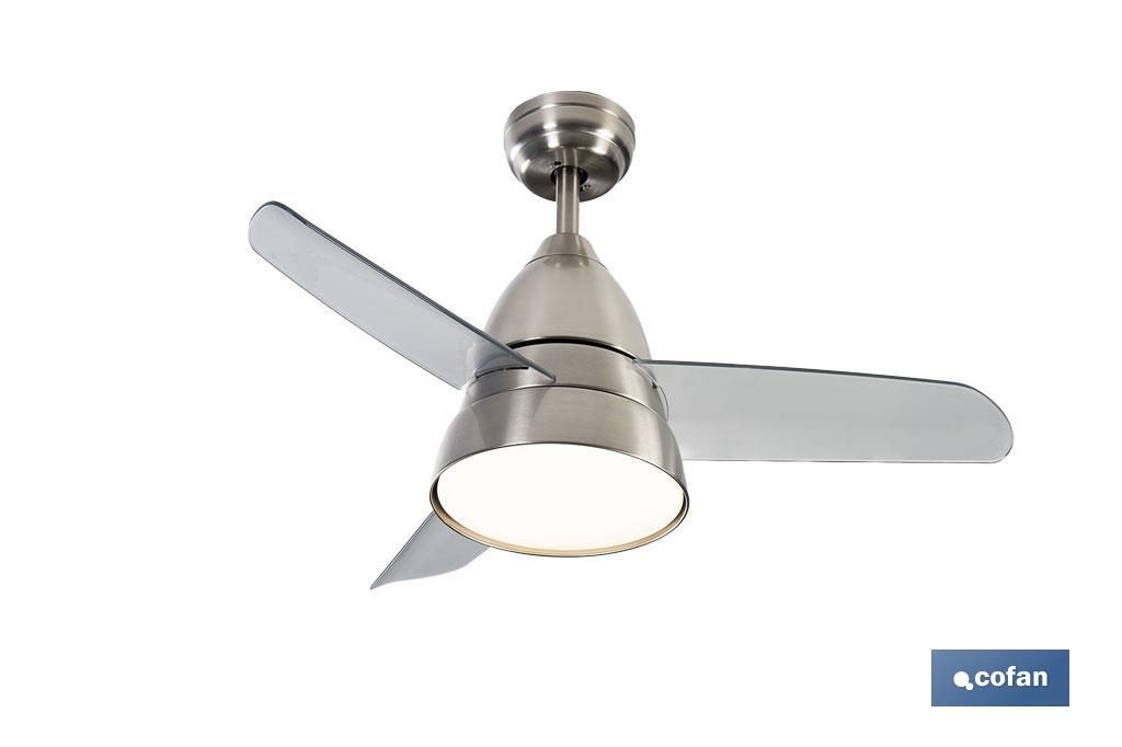 Ventilador de techo de 3 aspas con acabado en acero y con luz led