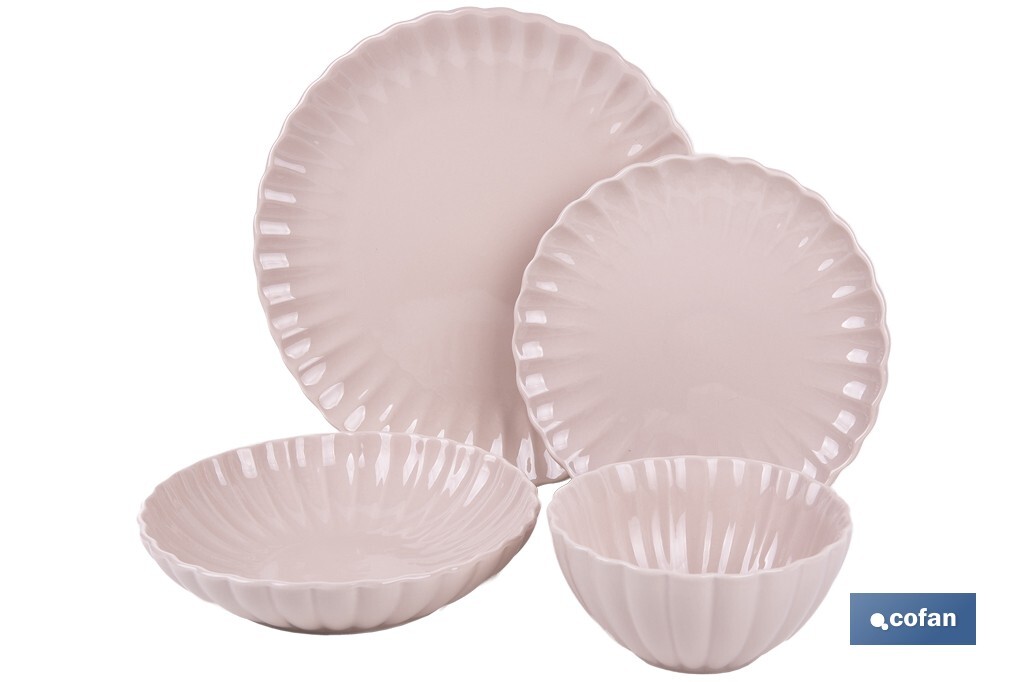 Vajilla de porcelana esmaltada en color rosa nude con diseño en relieve